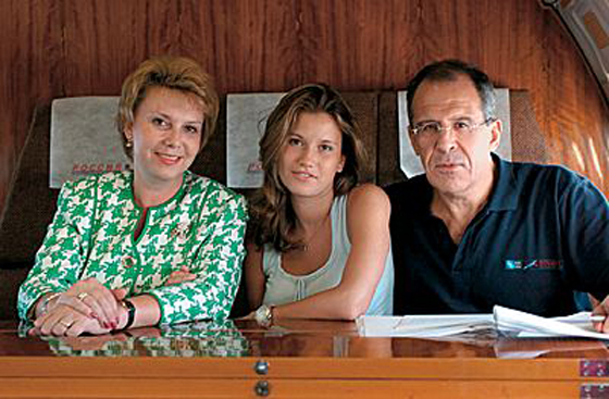 Сергей Лавров с женой и дочерью. Фото