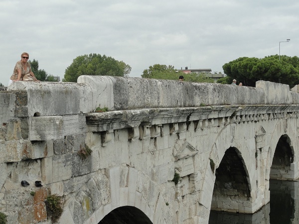 Италия достопримечательности Римини: мост Тиберия